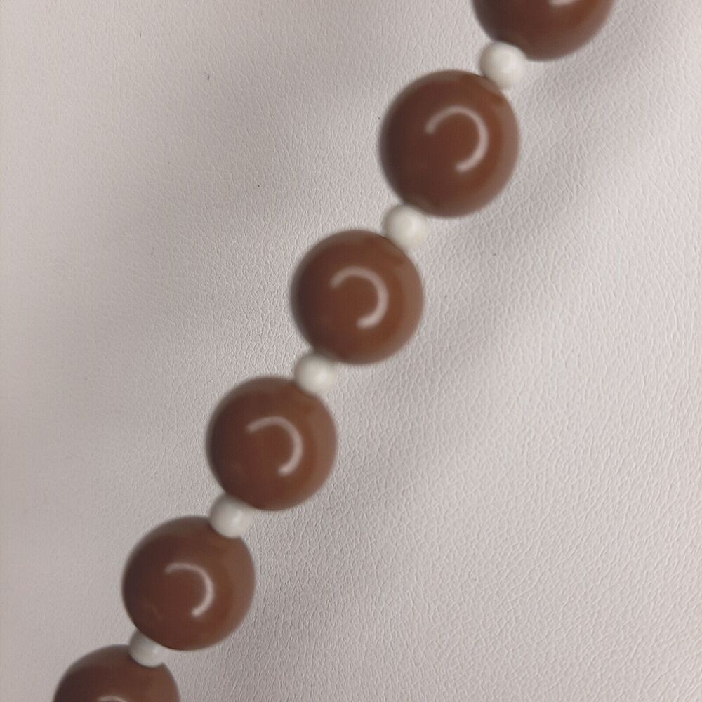 Vintage NAPIER signed Brown & White Plastic Bead Necklace on Gold-Tone chain - Picture 2 of 5